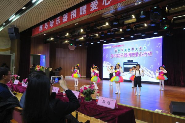 音乐之声暖寒冬 AG真人乐器捐赠爱心行动走进中国儿童中心艺术宫
